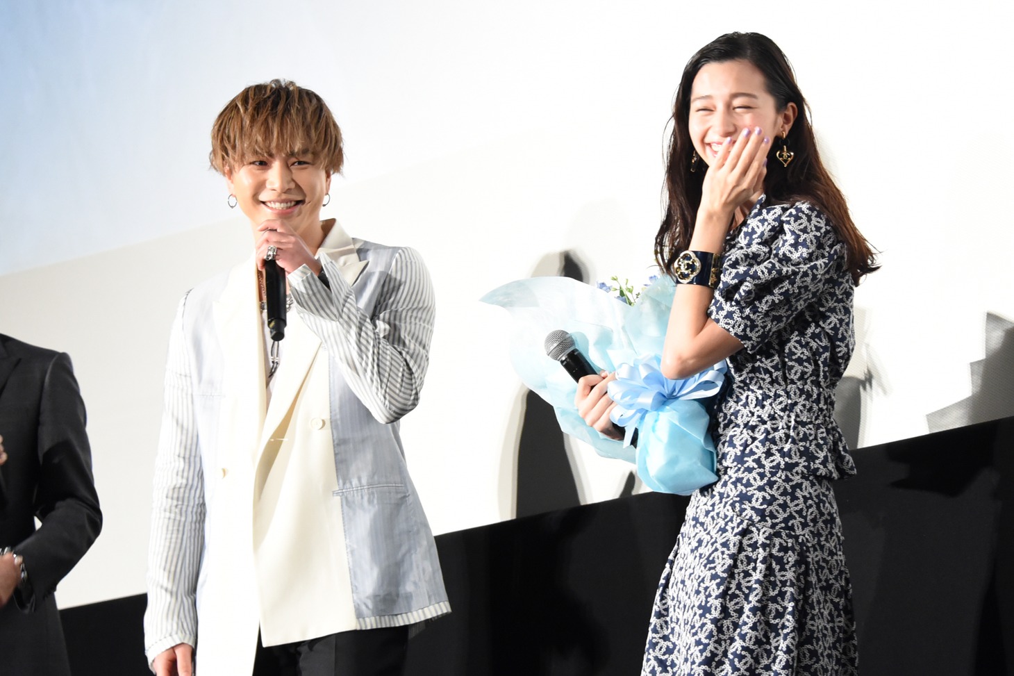 中条あやみ（右）に花束を渡した登坂広臣（左）。