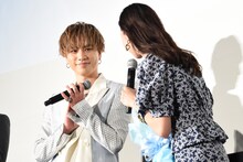 左から登坂広臣、中条あやみ。