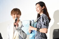 中条あやみ（右）に花束を渡した登坂広臣（左）。