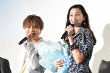 左から登坂広臣、中条あやみ。