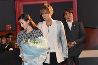 左から中条あやみ、登坂広臣、橋本光二郎監督。