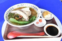 会場で振る舞われたラーメンテー。