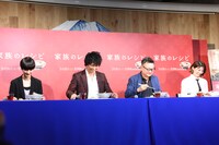 ラーメンテーを食べる登壇者たち。