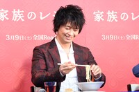 ラーメンテーを食べる斎藤工。