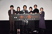 「赤い雪 Red Snow」公開記念舞台挨拶の様子。左から佐藤浩市、夏川結衣、永瀬正敏、菜葉菜、井浦新、甲斐さやか。