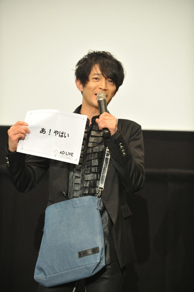 初日を迎えた心境をアドリブワードで表現する津田健次郎。
