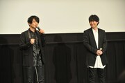 左から津田健次郎、鈴村健一。