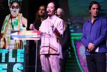 第35回サンダンス映画祭の授賞式に登壇した長久允（中央）。