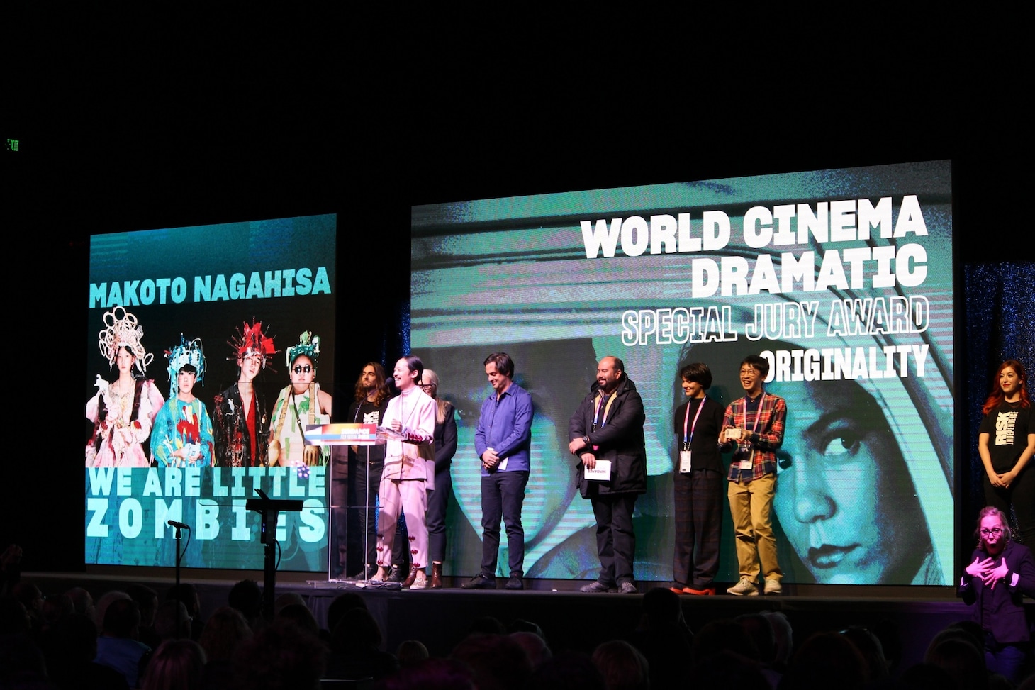 第35回サンダンス映画祭の授賞式に登壇した長久允（中央）。