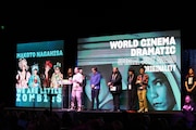 第35回サンダンス映画祭の授賞式に登壇した長久允(中央)。