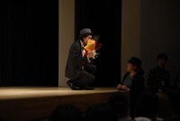 ファンから花束を受け取る上田慎一郎（左）。