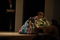 ファンから花束を受け取る伊藤沙莉。