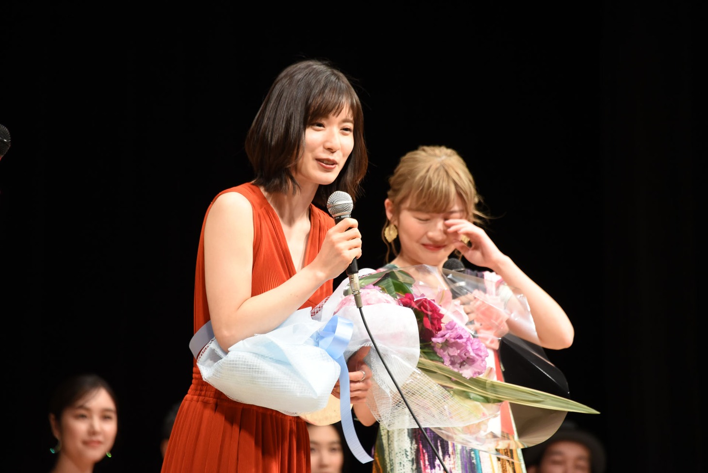 左から松岡茉優、伊藤沙莉。