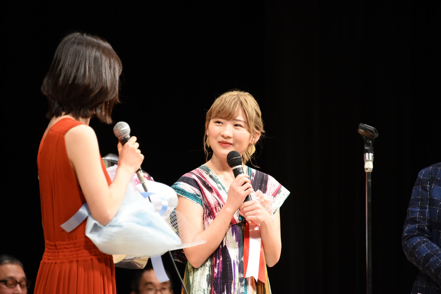 左から松岡茉優、伊藤沙莉。
