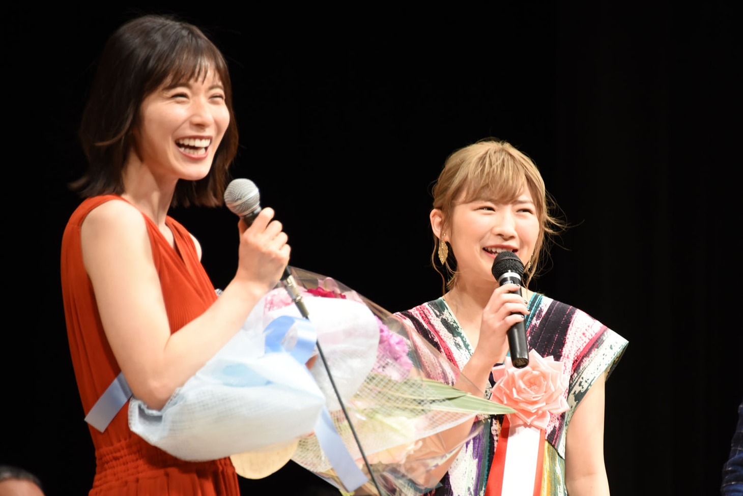左から松岡茉優、伊藤沙莉。
