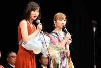 左から松岡茉優、伊藤沙莉。