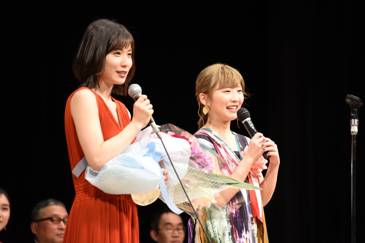 左から松岡茉優、伊藤沙莉。