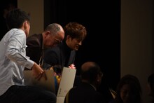 ファンから花束を受け取る松坂桃李（中央）。