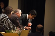 ファンから花束を受け取る東出昌大（中央）。