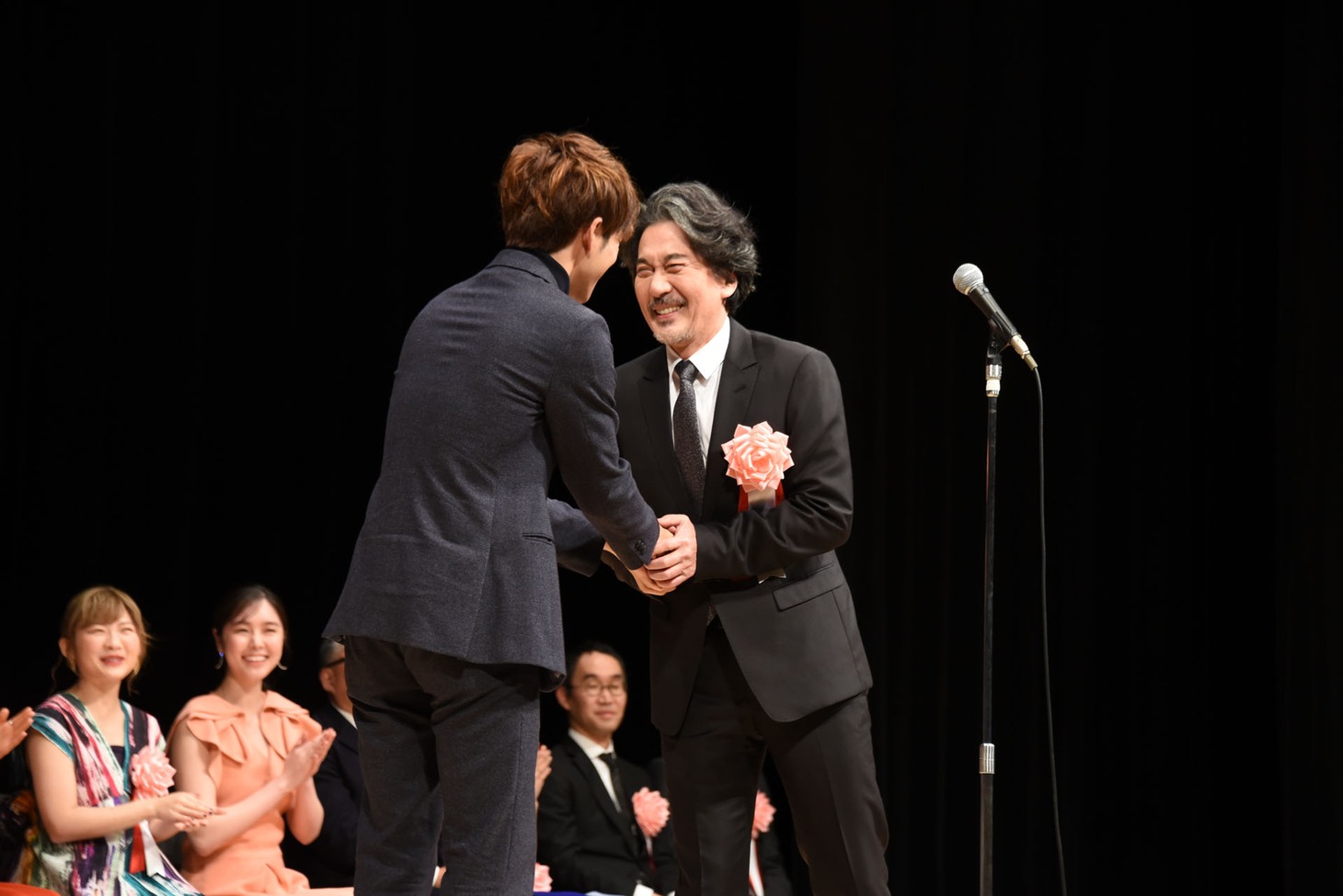 左から松坂桃李、役所広司。
