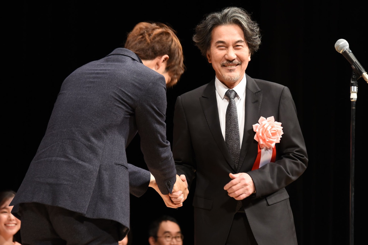 左から松坂桃李、役所広司。