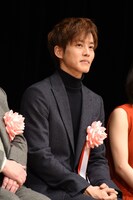 役所広司のスピーチに耳を傾ける松坂桃李。