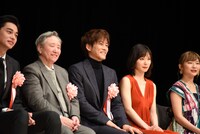 役所広司のスピーチに耳を傾ける松坂桃李（中央）。