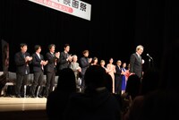 山崎努へのスタンディングオベーションの様子。