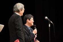 左から山崎努、沖田修一。