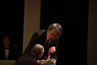 ファンから花束を受け取る山崎努。