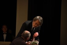 ファンから花束を受け取る山崎努。