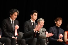 第40回ヨコハマ映画祭の受賞者たち。役所広司（左端）、東出昌大（左から2番目）、松坂桃李（右端）。