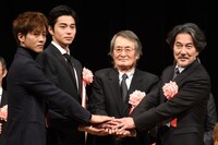 第40回ヨコハマ映画祭表彰式の参加者たち。左から松坂桃李、東出昌大、山崎努、役所広司。