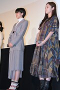 左から佐久間由衣、堀田真由。