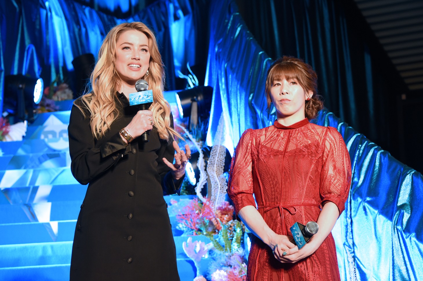 左からアンバー・ハード、吉田沙保里。