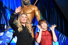 「アクアマン」トークイベントの様子。左からアンバー・ハード、吉田沙保里。