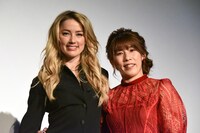 左からアンバー・ハード、吉田沙保里。