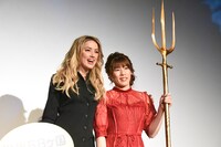 左からアンバー・ハード、伝説の槍トライデントを持つ吉田沙保里。