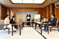 川口市役所表敬訪問の様子。