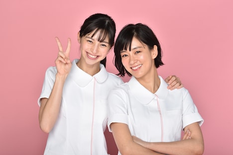 左から立花はるか役の中条あやみ、三原夏美役の水川あさみ。