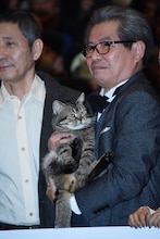 立川志の輔に抱かれたベーコン。