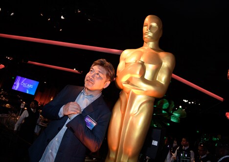 オスカー像の前でポーズを取る是枝裕和。Kevork DjansezianGettyImages