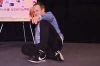 写真撮影時、次々とポーズを決めるカイル・ライドアウト。