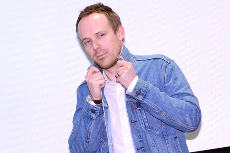 写真撮影時、次々とポーズを決めるカイル・ライドアウト。