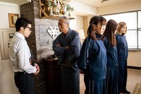 岩城滉一演じる犬金鬼万次郎（中央）。