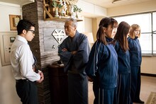 岩城滉一演じる犬金鬼万次郎（中央）。