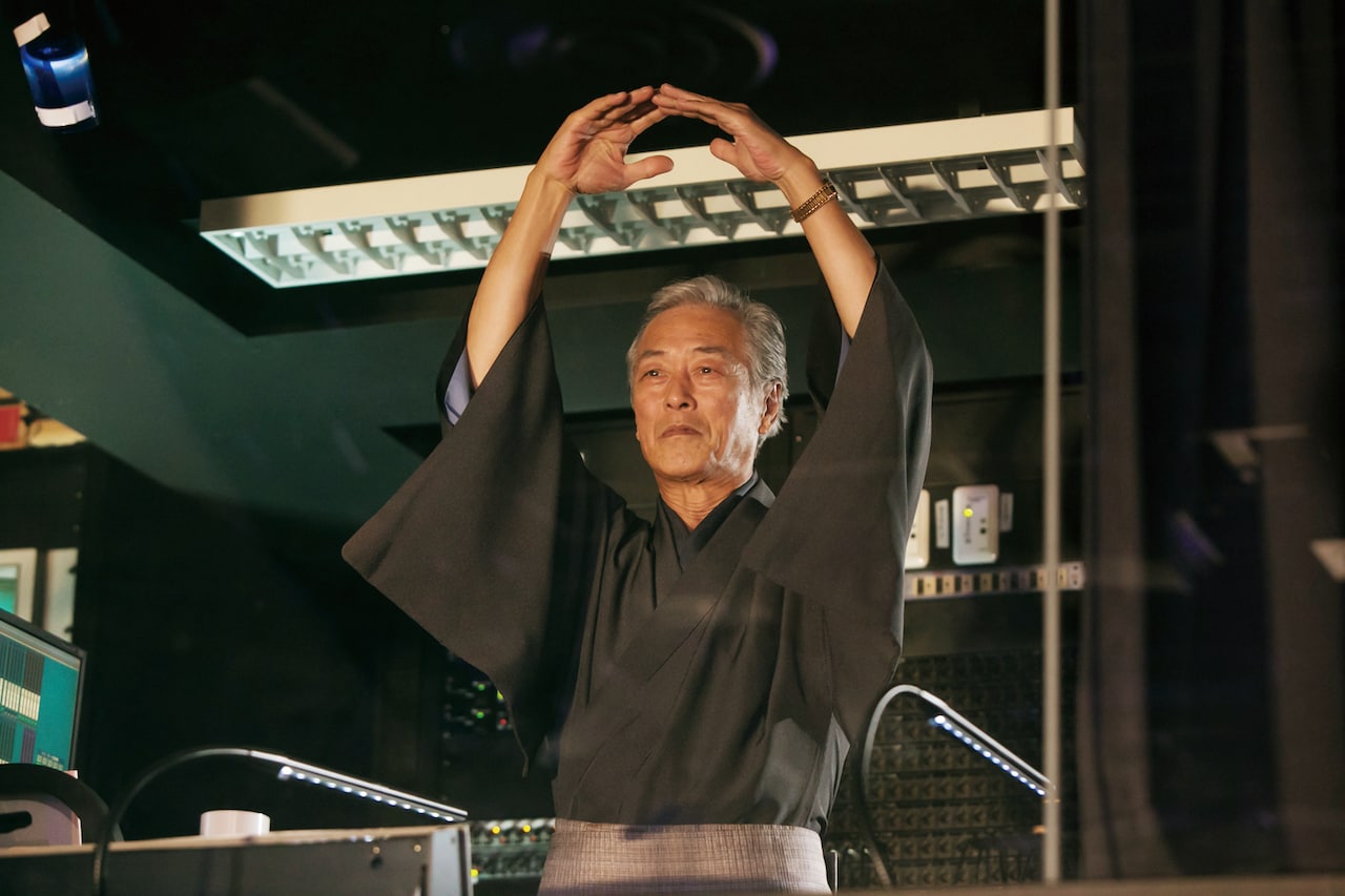 岩城滉一が敏腕アイドルプロデューサーに、「BACK STREET GIRLS」新写真