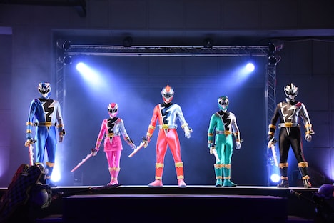 「騎士竜戦隊リュウソウジャー」キャスト発表会見の様子。