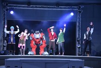 「騎士竜戦隊リュウソウジャー」キャスト発表会見の様子。中央がティラミーゴ。