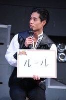 「守りたいものは？」という質問に答える岸田タツヤ。